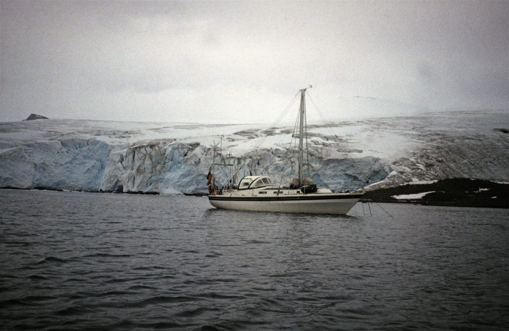 Boat with half a mast scaled